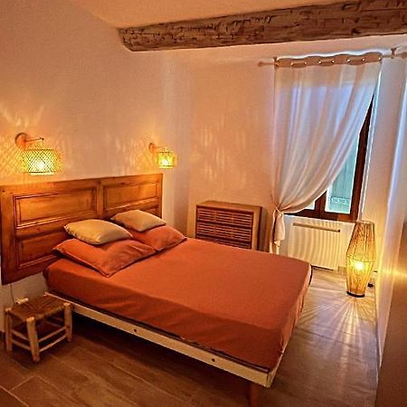 Appartement T2 Centre Village Cucuron Exterior photo